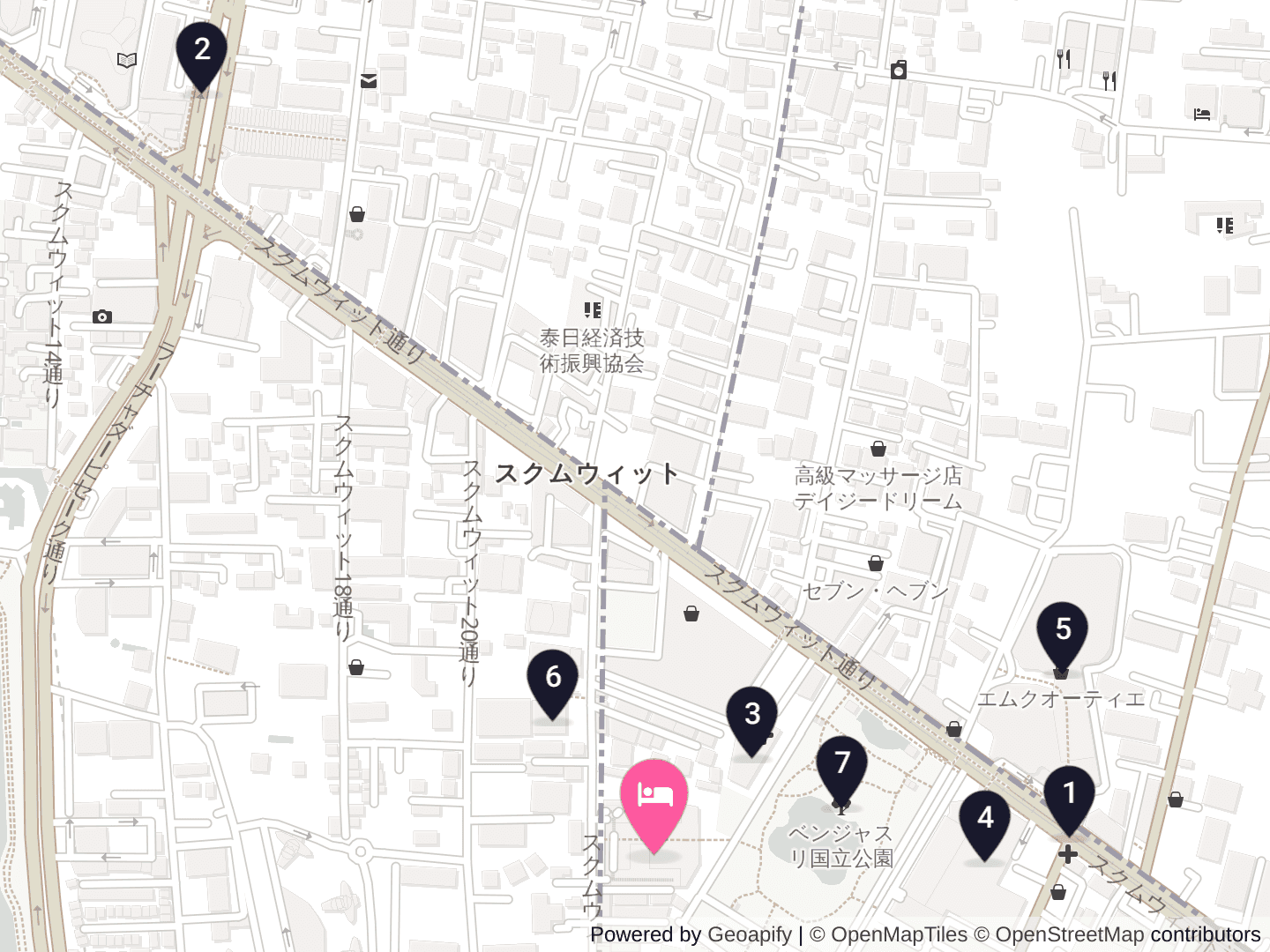 Bangkok Marriott Marquis Queen's Parkのまわりの地図。ピンクのピンが宿、番号のピンが下の一覧の場所