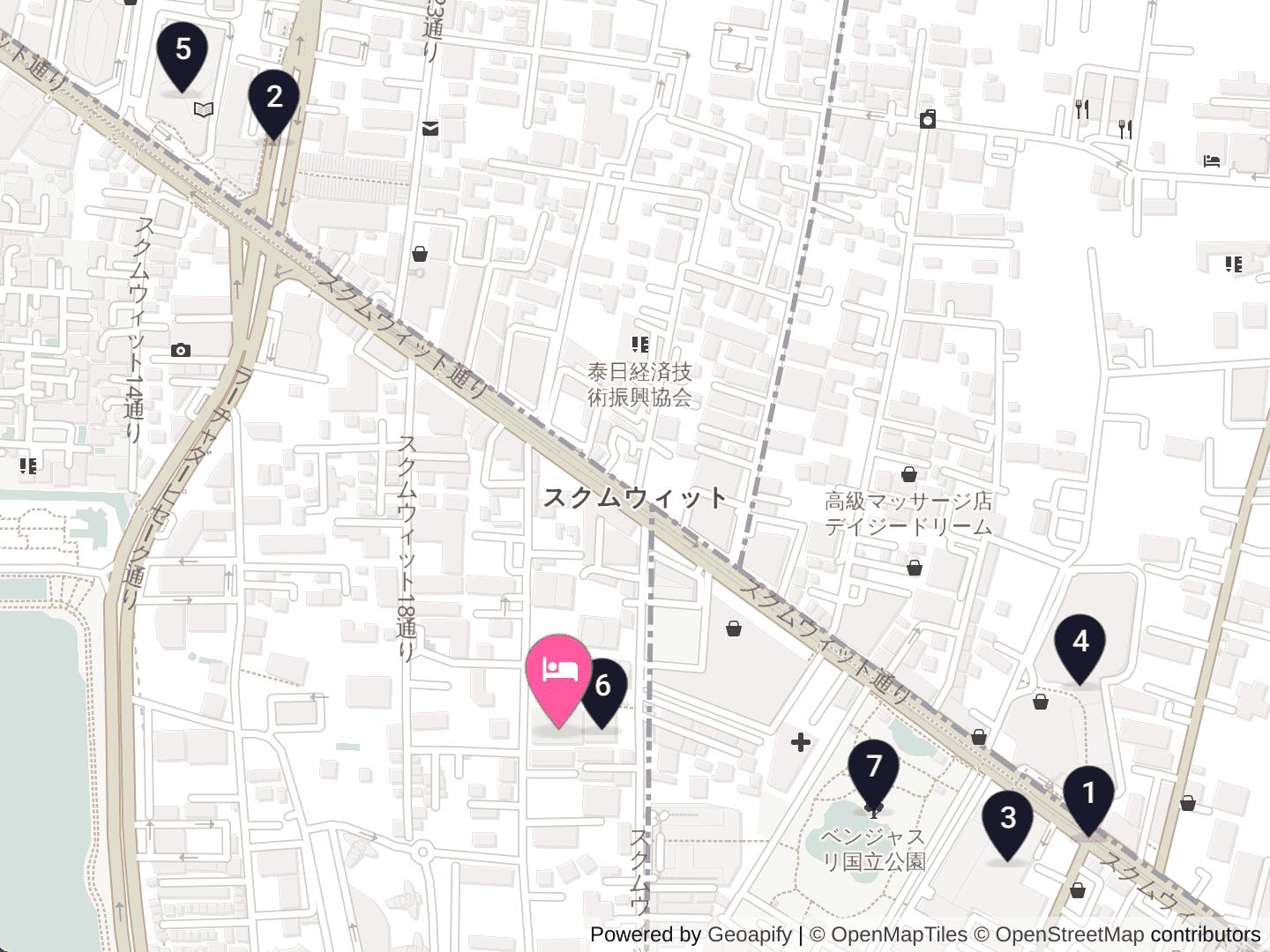 Novotel Bangkok Sukhumvit 20のまわりの地図。ピンクのピンが宿、番号のピンが下の一覧の場所