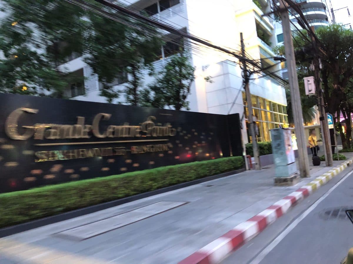 トンローの通りに面した壁面。金文字で「Grande Centre Point SUKHUMVIT 55 BANGKOK」と入り、奥に客室棟が立つ