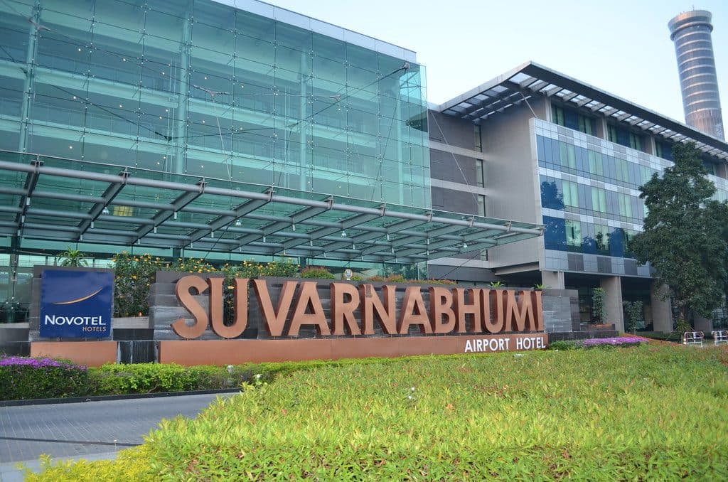 空港に直結した棟の車寄せ。植え込みの前に「SUVARNABHUMI AIRPORT HOTEL」の立体文字が並び、左手に当時の Novotel の看板が立つ