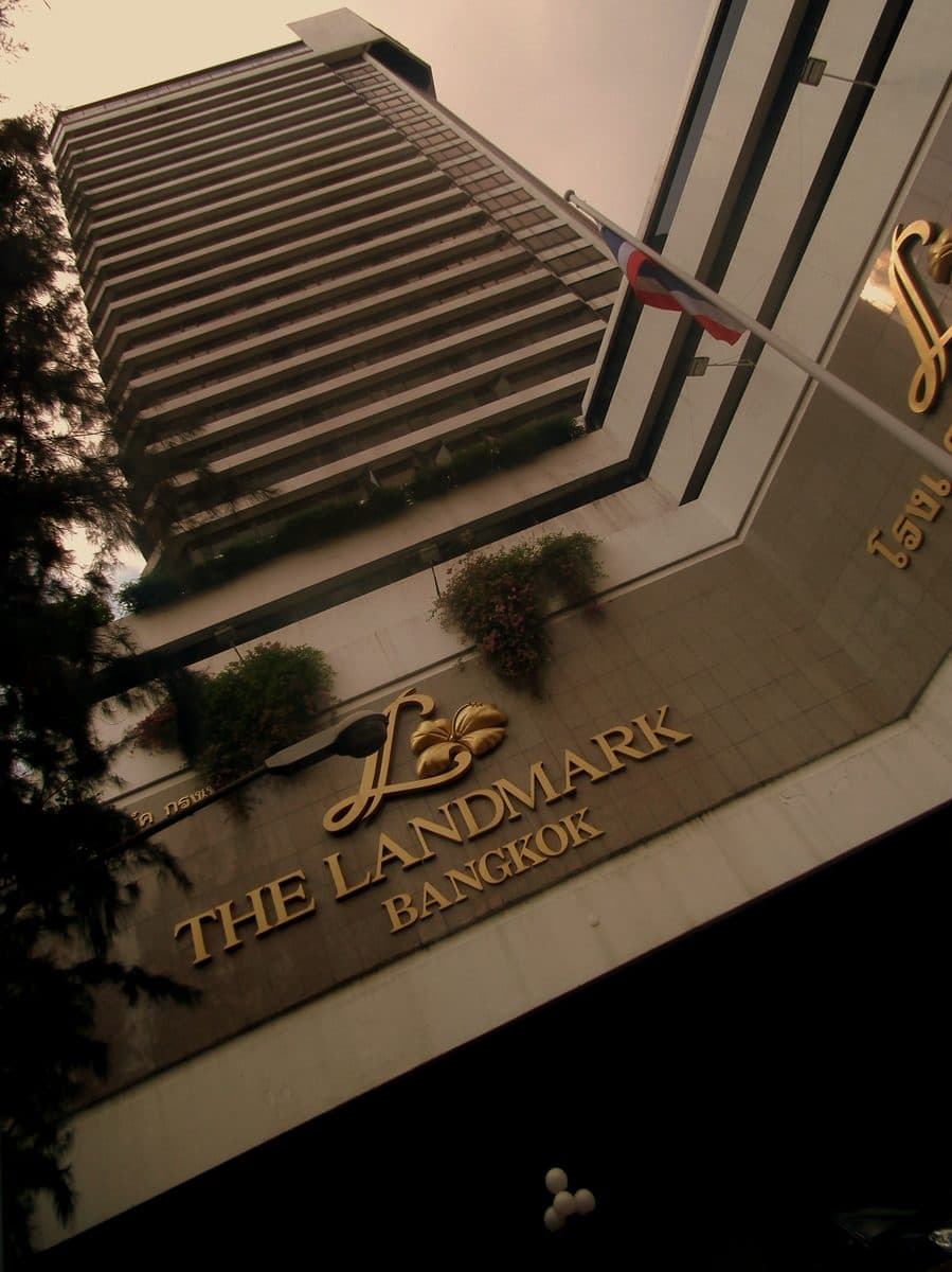 スクンビット通りに面した The Landmark Bangkok の入口。金色の「THE LANDMARK BANGKOK」の看板と、その奥に伸びる客室棟