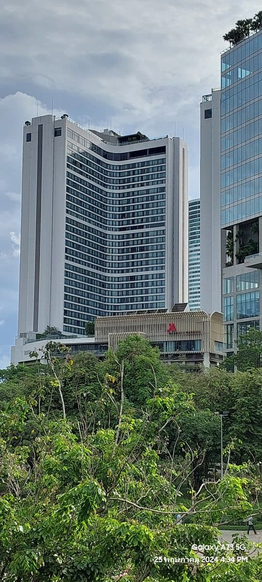 エムスフィアの前から見上げた Bangkok Marriott Marquis Queen's Park。客室棟の上部に赤いマリオットのマークが入る