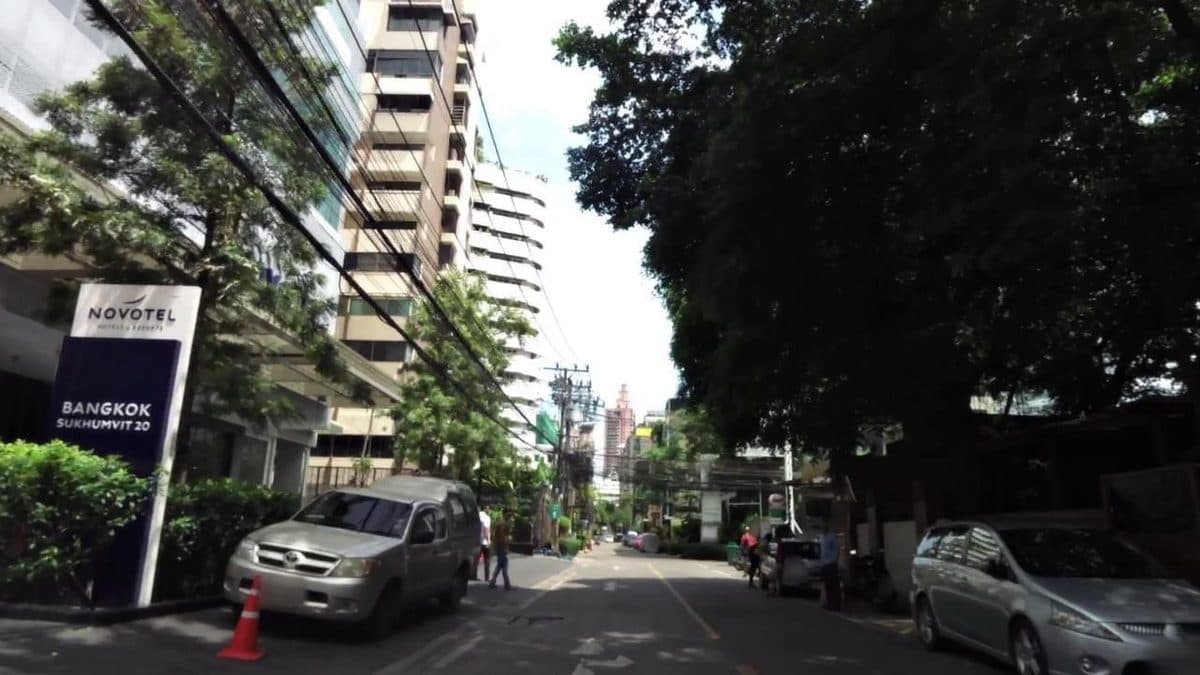 スクンビット Soi 20 の入口。歩道に立つ「NOVOTEL BANGKOK SUKHUMVIT 20」の看板と、その奥に伸びる客室棟