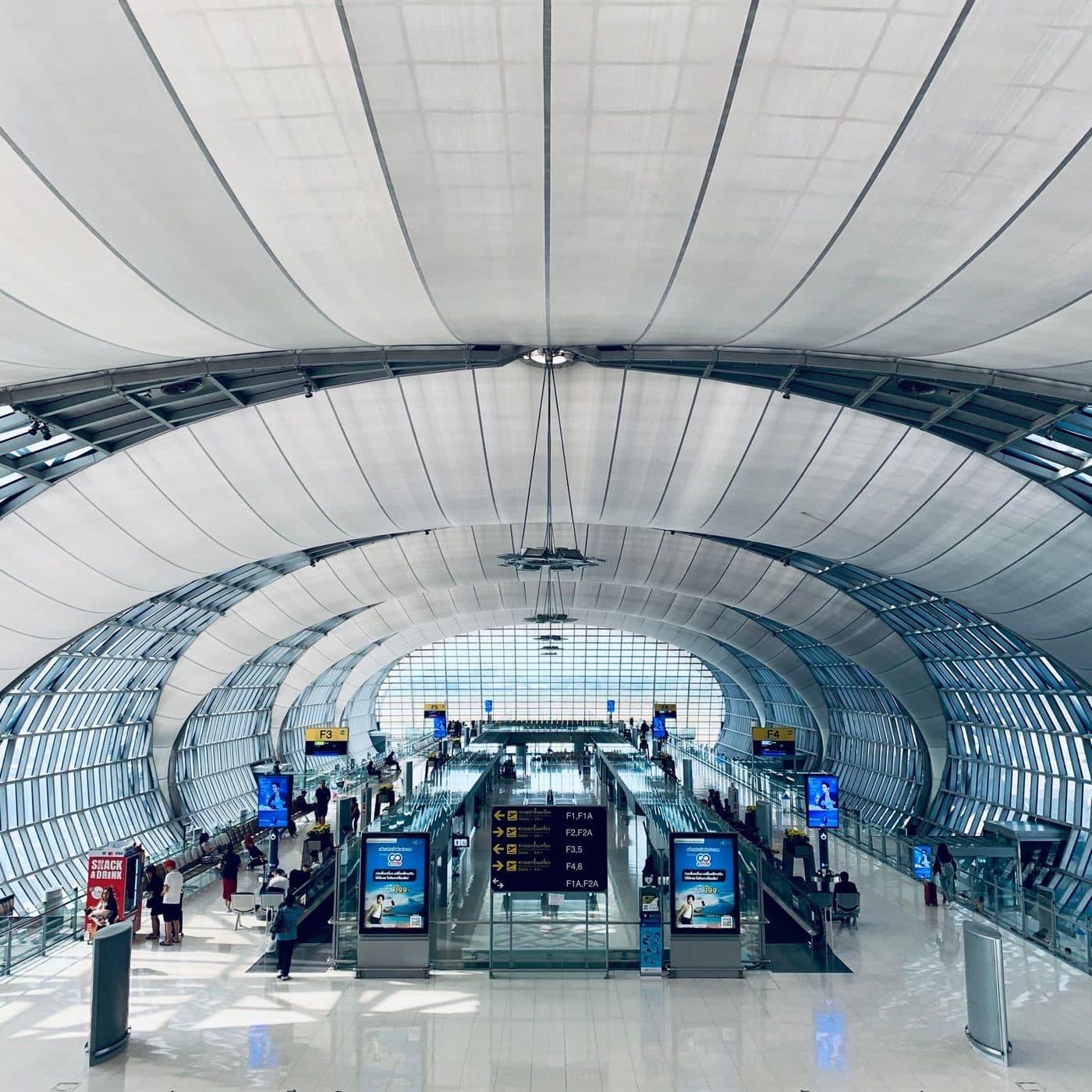 スワンナプーム空港のコンコース(搭乗口が並ぶ通路)。波の形の屋根が目印